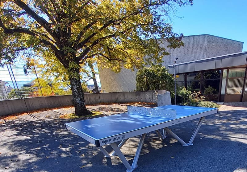 Tischtennisplatte im Freien für das Gymnasium der Stadt Pully