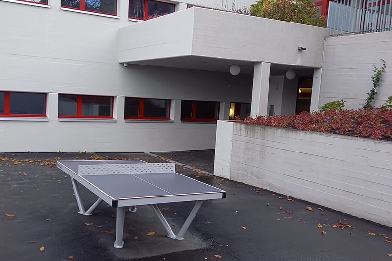 Zweiter Tischtennistisch an der Schule Sonneberg in Adliswil Zürich